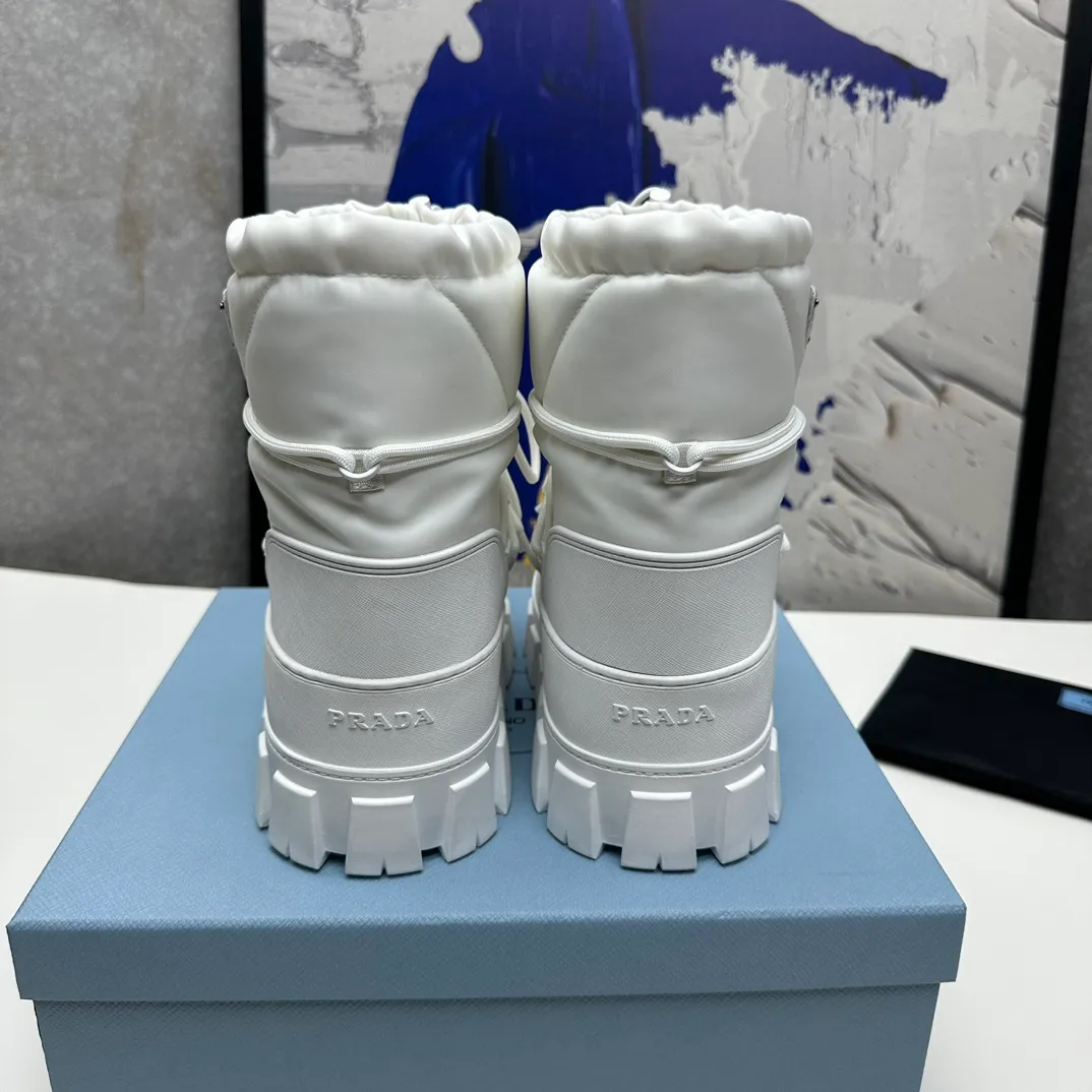 👟👟Ex-factory price 660👟👟 The highest version on the market, Prada's king style, snow boots, ski boots, chubby, so cute and cute →_→ From the Prada limited series, unique. Shiny nylon Oblique upper with criss-cross straps for an ideal fit. The boots are made of technical fabric and have a short-cut version. They can be worn in the city or in the mountains. They make the calves slimmer, taller, warmer and have a concave shape. The boots and soles use the original waterproof effect. The size is 35-40. 41Customized